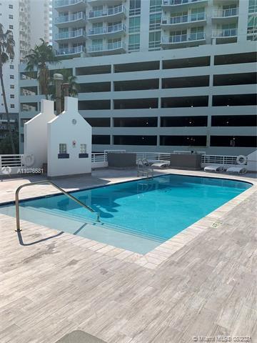1402 Brickell Bay Dr, Unit 1203 in Miami, FL - Foto de edificio - Building Photo