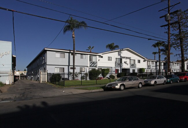 Martinique Apartments in Panorama City, CA - Foto de edificio - Building Photo