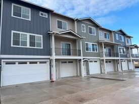 Oak Grove Estates in Medford, OR - Building Photo