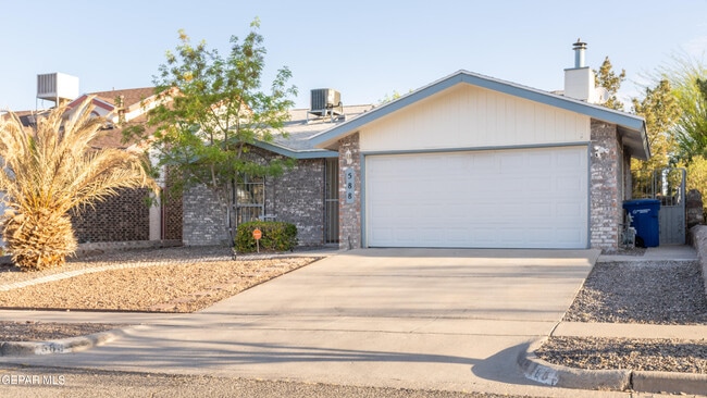 588 Mogollon Cir in El Paso, TX - Building Photo - Building Photo