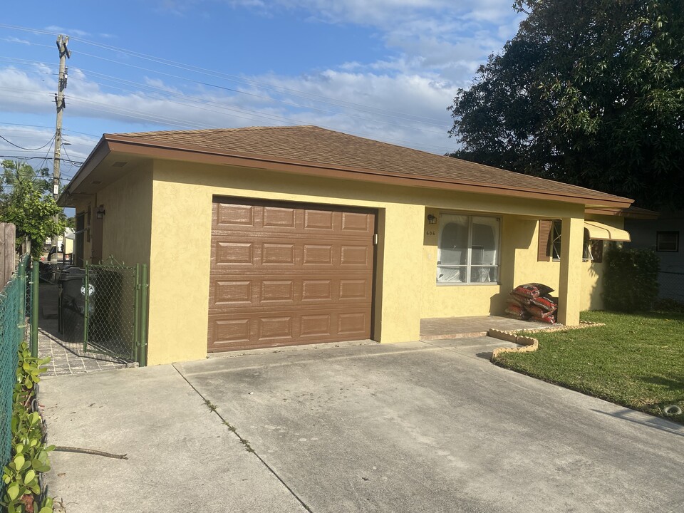 606 N A St in Lake Worth, FL - Building Photo