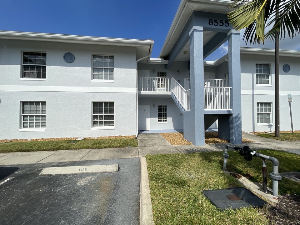 8555 Bernwood Cove Loop-Unit -105 in Ft. Myers, FL - Building Photo