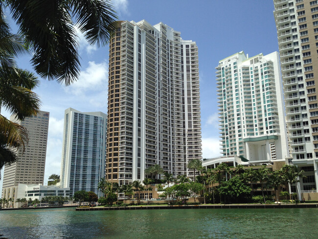 Carbonell Condominium in Miami, FL - Foto de edificio - Building Photo