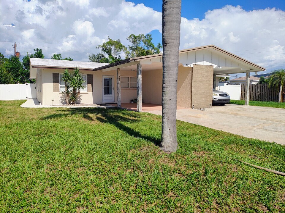 4325 80th St W in Bradenton, FL - Foto de edificio