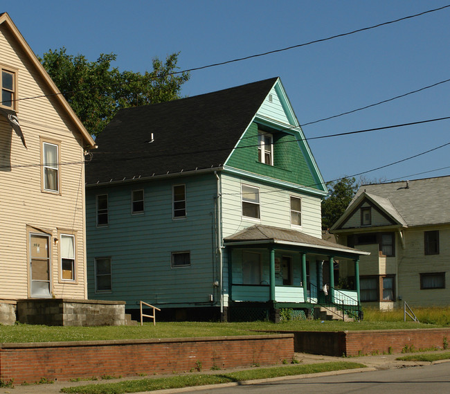 906 Elm St in Youngstown, OH - Foto de edificio - Building Photo