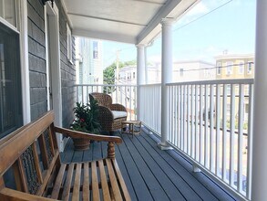 52 Dimick St, Unit 2 in Somerville, MA - Foto de edificio - Building Photo