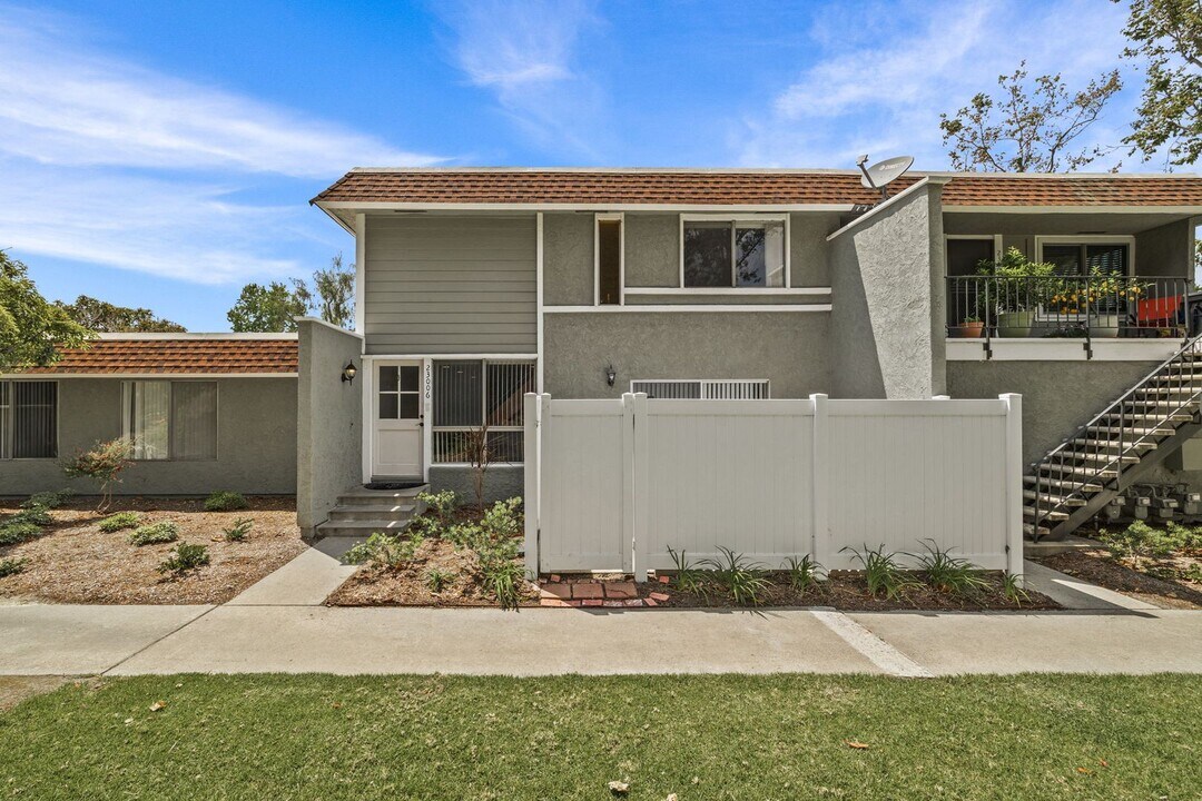 23006 Vía Cereza in Mission Viejo, CA - Building Photo
