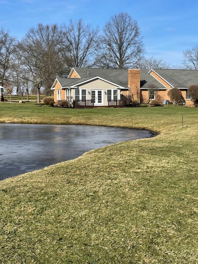 121 Clubhouse Cir in West Middlesex, PA - Building Photo - Building Photo