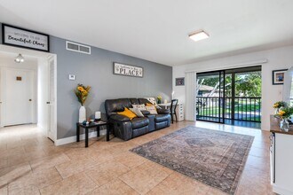9930 Pineapple Tree Dr, Unit 202 in Boynton Beach, FL - Building Photo - Building Photo