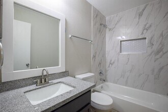 718 Remwick Dr in Houston, TX - Building Photo - Building Photo