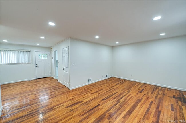 10 Gerhard Rd in Plainview, NY - Building Photo - Building Photo