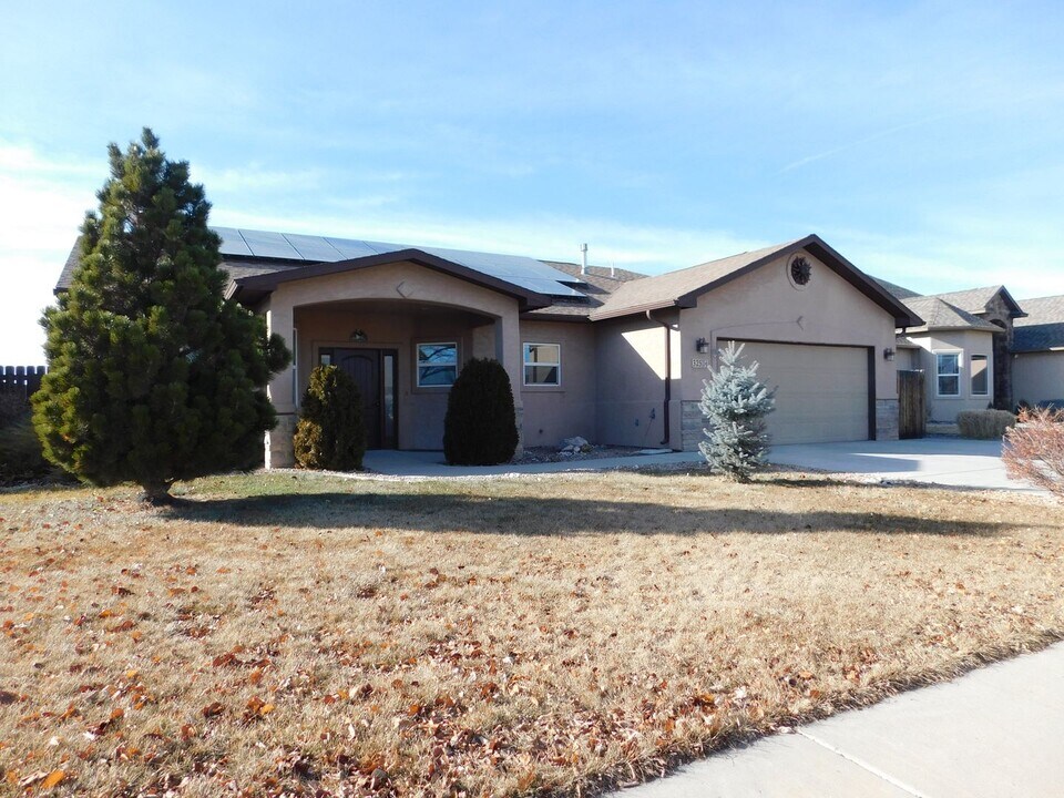 325 Arches Dr in Fruita, CO - Building Photo