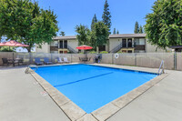 King's Arms in Bakersfield, CA - Foto de edificio - Building Photo