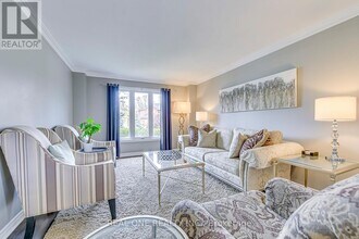 524 Blenheim Cres in Oakville, ON - Building Photo - Building Photo