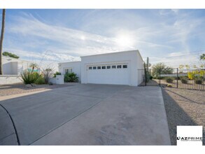 1201 E Rowlands Ln in Phoenix, AZ - Building Photo - Building Photo
