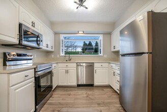 Room in 5 Bedroom Home at 13665 Sw Parkway in Beaverton, OR - Building Photo - Building Photo