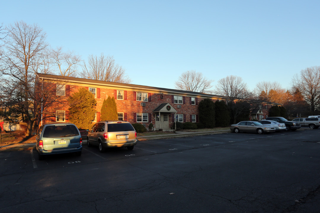 Maple Grove Apartments in Dublin, PA - Foto de edificio