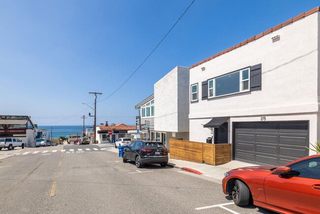 215 Longfellow Ave in Hermosa Beach, CA - Foto de edificio - Building Photo