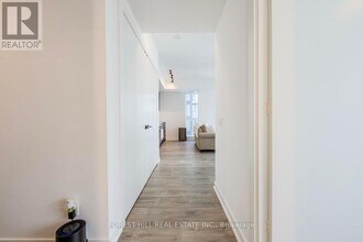 327 King St W in Toronto, ON - Building Photo - Building Photo