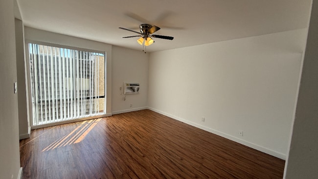 7044 Hawthorn Ave in Los Angeles, CA - Building Photo - Building Photo