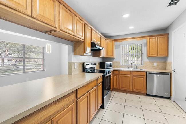 Palm Bay Club in Palm Bay, FL - Building Photo - Building Photo