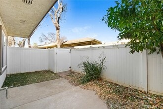 1211 S Palmetto Ave, Unit A in Ontario, CA - Foto de edificio - Building Photo