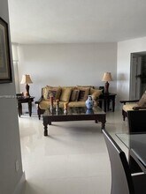 21055 Yacht Club Dr in Aventura, FL - Foto de edificio - Building Photo