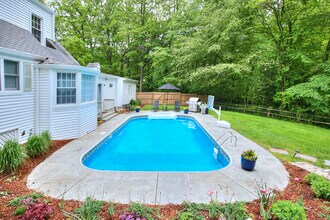 11 Clover Dr in Wilton, CT - Building Photo - Building Photo