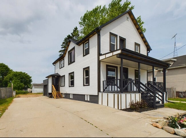 2018 Monroe St, Unit Lower in Two Rivers, WI - Foto de edificio - Building Photo