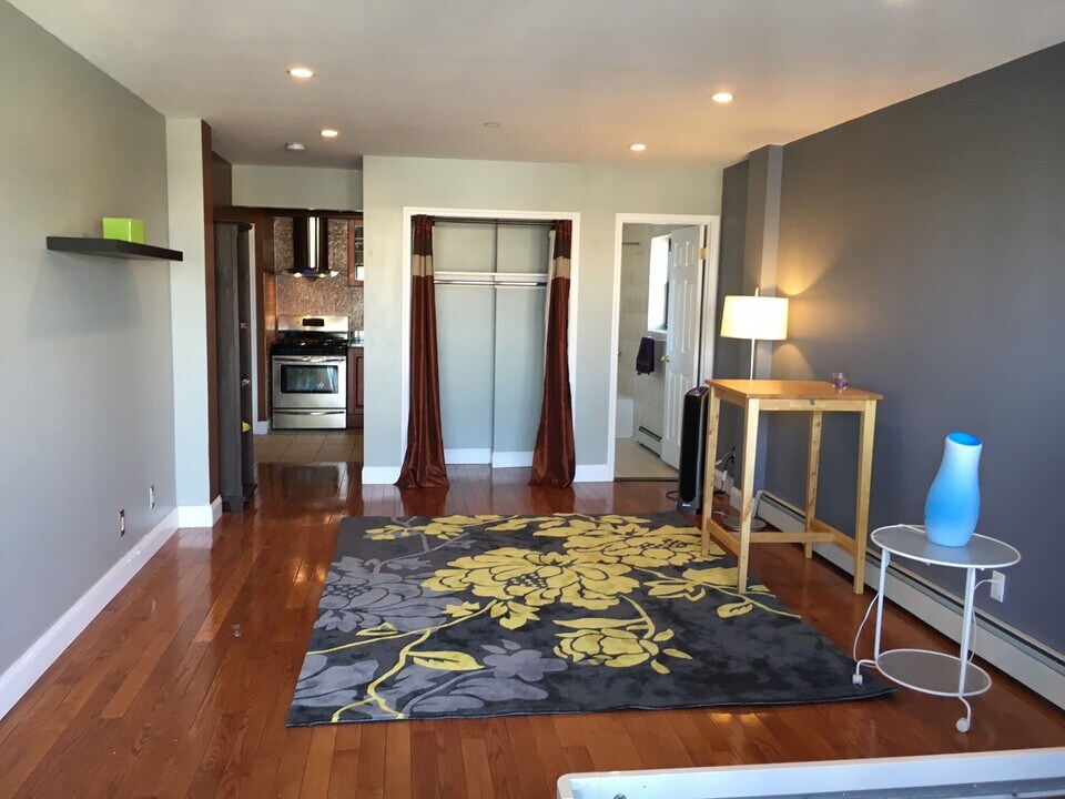 2716 41st Ave, Unit 7B in Long Island City, NY - Foto de edificio