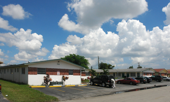 7221 Venetian St in Miramar, FL - Foto de edificio - Building Photo