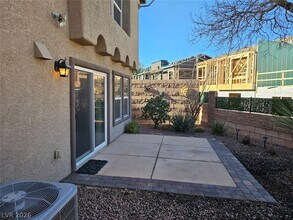 1135 Paradise Vista Dr in Henderson, NV - Building Photo - Building Photo