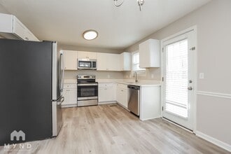 204 Deerlake Dr in La Vergne, TN - Foto de edificio - Building Photo