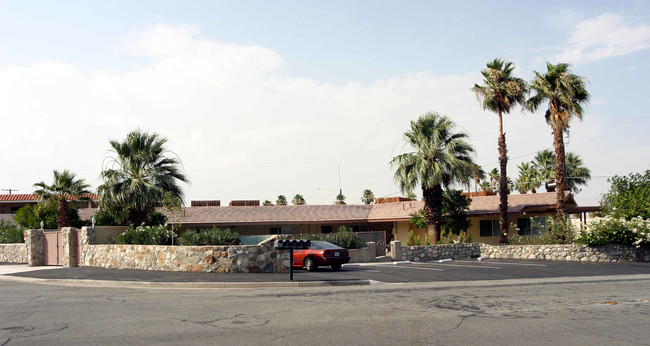 500 W Racquet Club Rd in Palm Springs, CA - Foto de edificio - Building Photo