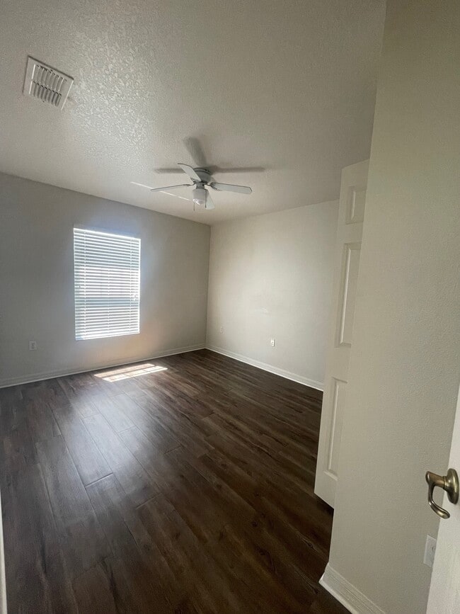 5854 8th St, Unit 5854 in Zephyrhills, FL - Foto de edificio - Building Photo