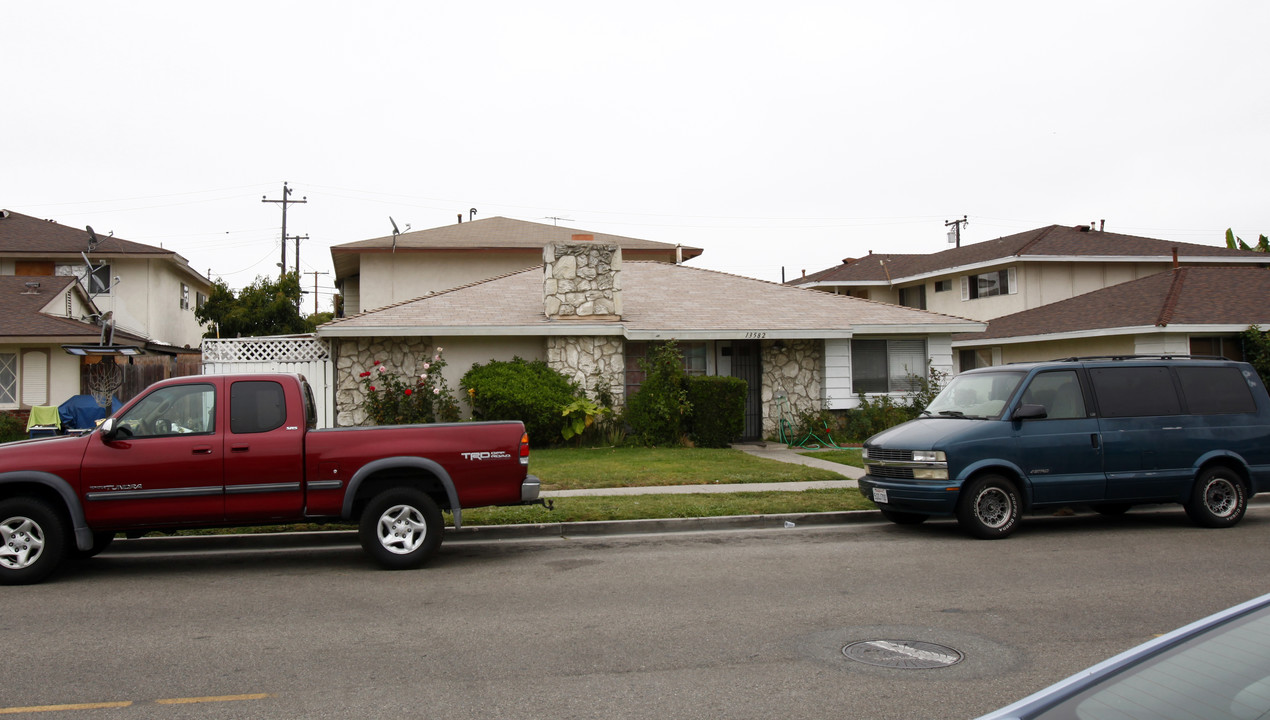 13582 Arizona St in Westminster, CA - Building Photo