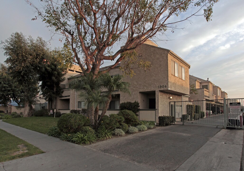 Casa Martha Apartments in Anaheim, CA - Building Photo