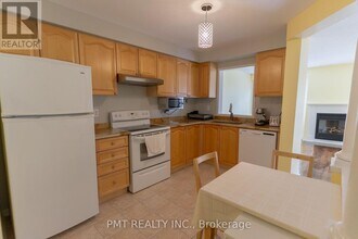 2151 Forest Gate Park in Oakville, ON - Building Photo - Building Photo