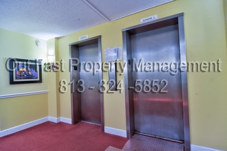 4900 Brittany Dr S in St. Petersburg, FL - Foto de edificio - Building Photo