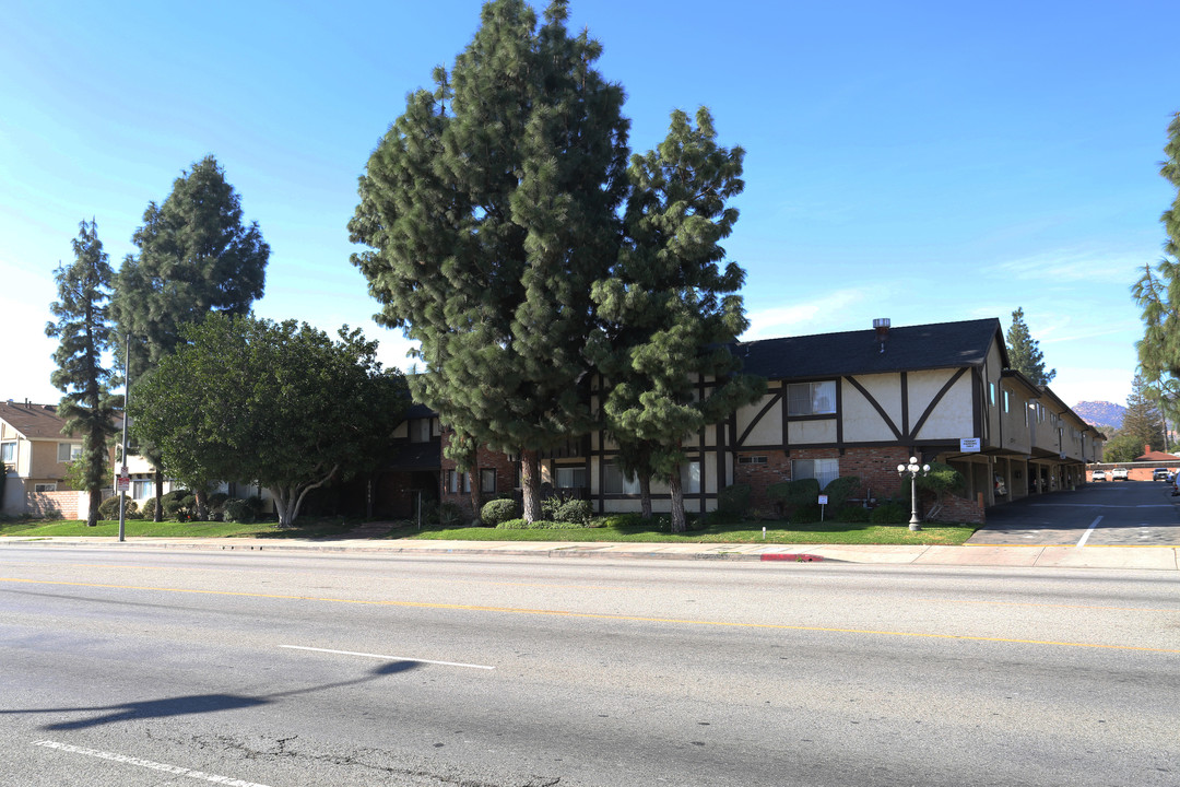 Devon Tower Apartment in Chatsworth, CA - Foto de edificio