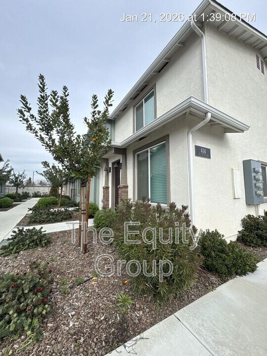 414 S Summit St in Visalia, CA - Building Photo