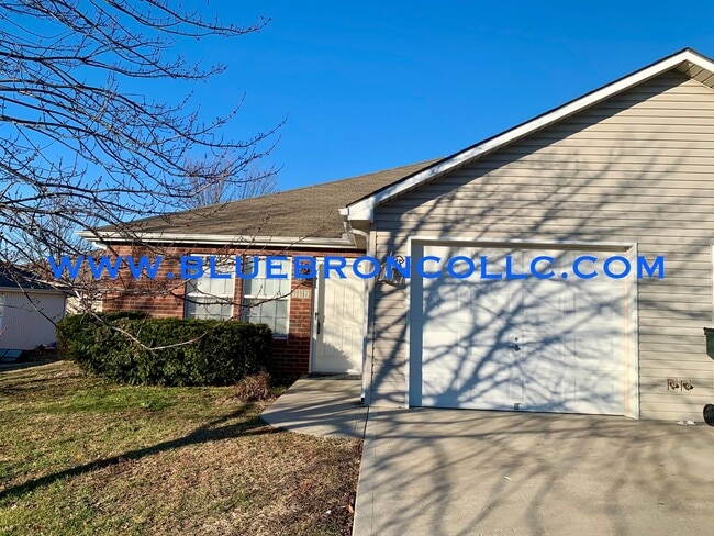 property at 117-121 SE Rock Garden Ln