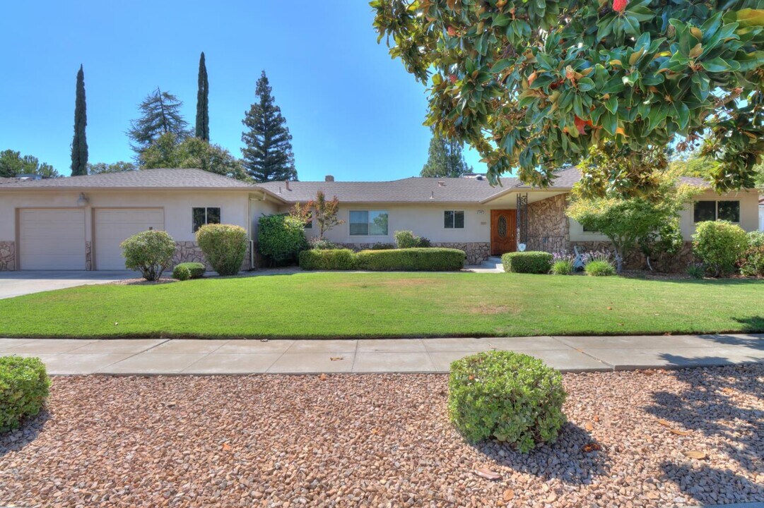 6265 N Colonial Ave in Fresno, CA - Building Photo