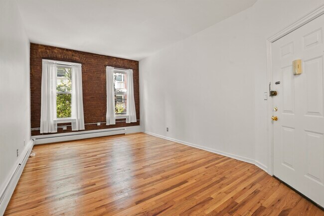226 1st St in Jersey City, NJ - Building Photo - Building Photo