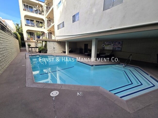 4045 E 3rd St in Long Beach, CA - Building Photo - Building Photo