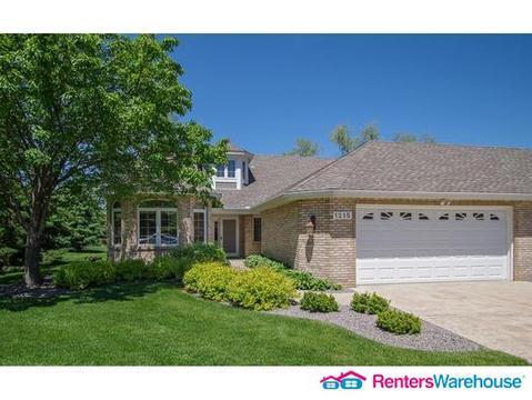 1215 Silverthorn Ct in Shoreview, MN - Building Photo