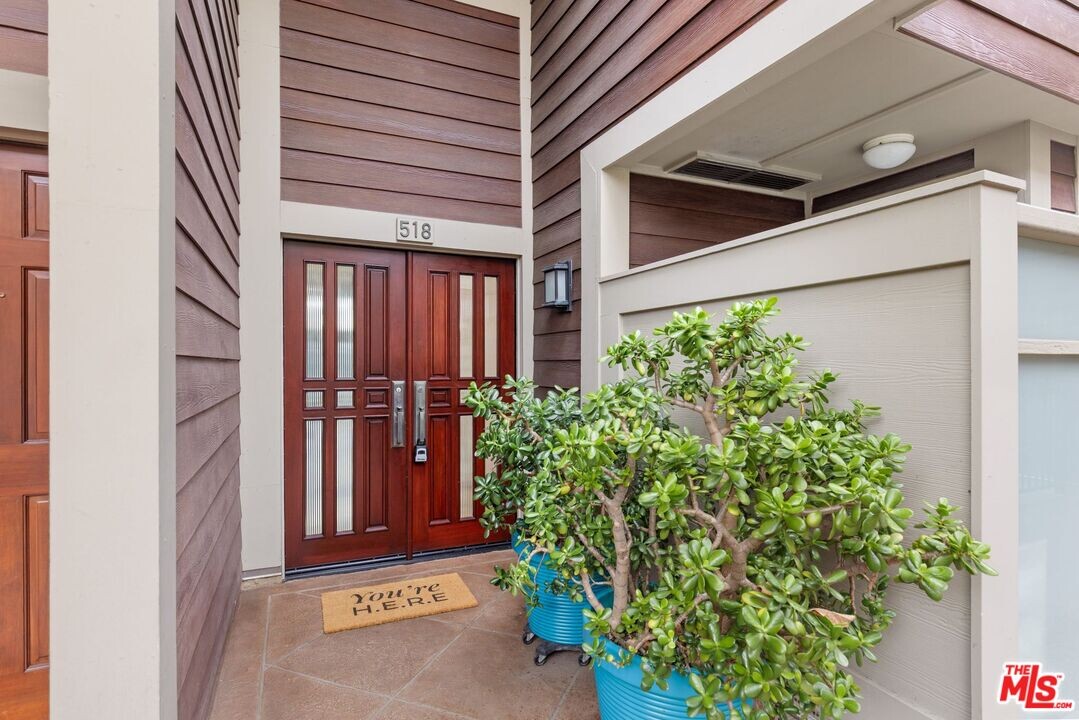 3950 Vía Dolce in Los Angeles, CA - Building Photo