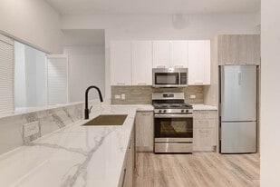 100 E 14th St in Chicago, IL - Building Photo