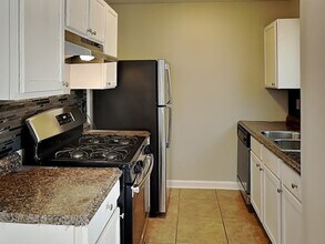 5595 Fairington Pl, Unit 204 in Stonecrest, GA - Foto de edificio - Building Photo