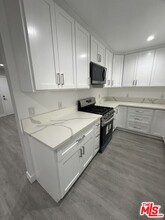 1118 S Holt Ave in Los Angeles, CA - Building Photo - Building Photo
